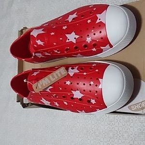 Native Shoes Jefferson White on Red Stars M10
